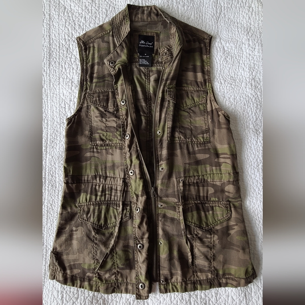 Sleeveless Camouflage Zippered Shirt